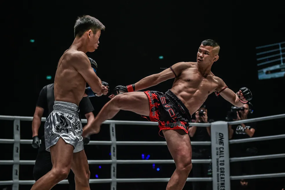 Lutadores Muay Thai em ringue